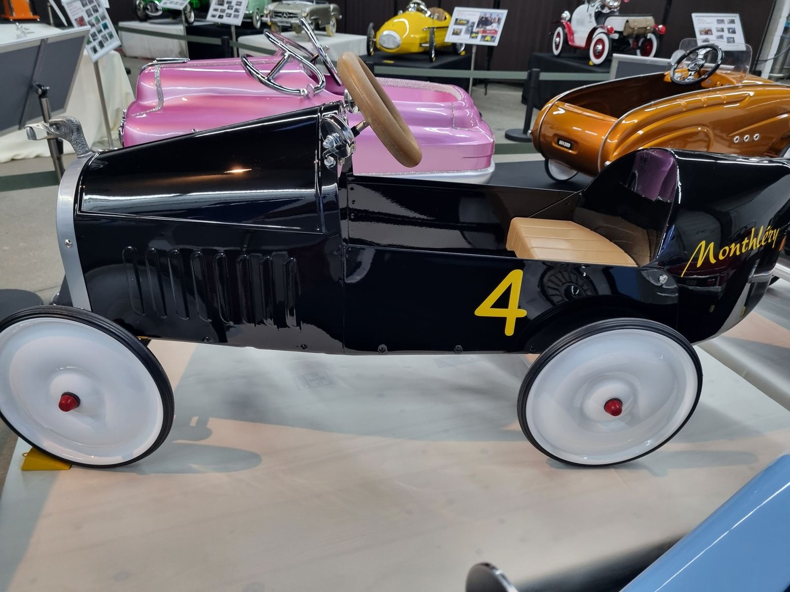 Ein schwarzes Tretauto mit der Nummer 4 auf der Seite